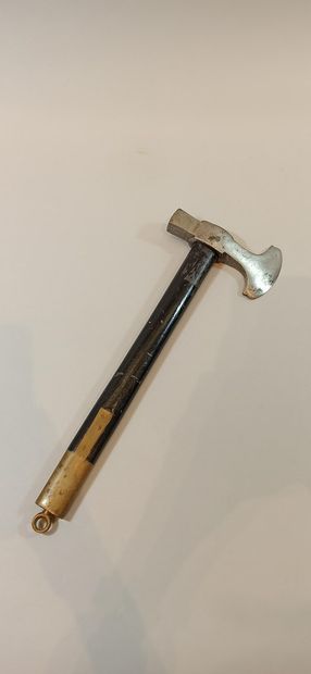 null Small pioneer style axe, 19th century.

Length: 39 cm