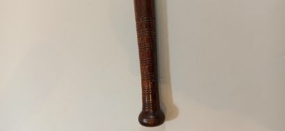  Batch: 
- English baton in carved wood, 
Length: 34 cm 
- English baton in carved...