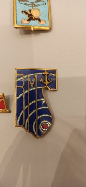 null Six regimental badges:



Aspretto Aero Naval Base

Brass base, cloisonné enamels,...