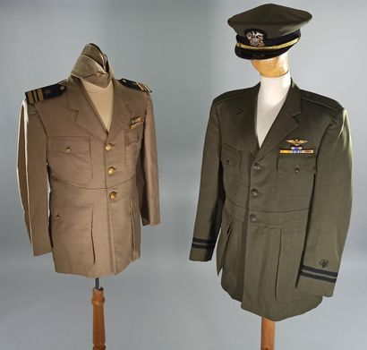 null Lot de 2 vestes d’uniformes et coiffures de l’US Navy : une pour tenue d’été...