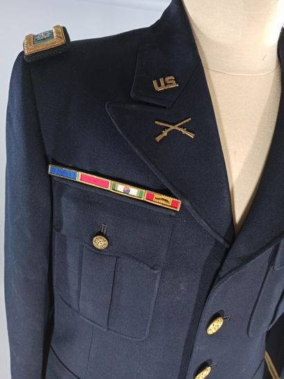 null Deux uniformes américains en drap bleu nuit : Un d’officier d’infanterie avec...