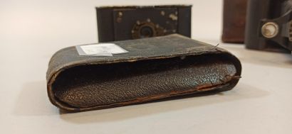 null Lot de deux appareils photographiques:

- 1 Vest Pocket Autographic Kodak n°A-127

-...