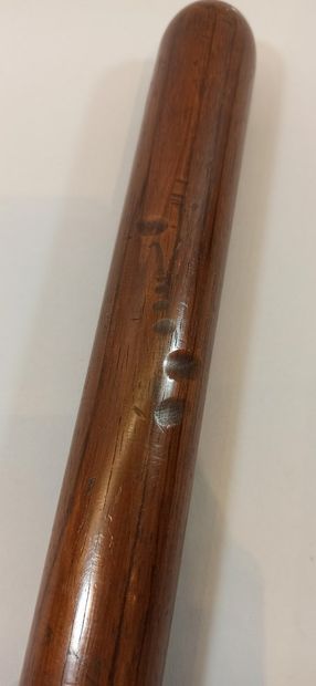 null Batch:

- Leaded English baton, brass handle.

Length: 28 cm

- Wooden English...