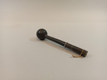  Batch: 
- Wooden English baton, 
Length: 31 cm 
- Rubber baton, 
Length: 20 cm
