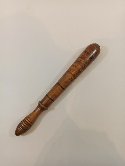 null Batch:

- English baton in carved wood,

Length: 34 cm

- English baton in carved...