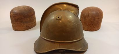 null LOT comprenant:

- Casque de pompier allemand, ville de NASSAU

- Casque de...