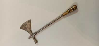  Sugar axe, pommel in hard stone slices. 
Length: 32 cm