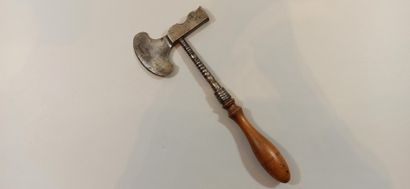 null 18th century sugar axe, turned iron handle.

Length: 28 cm