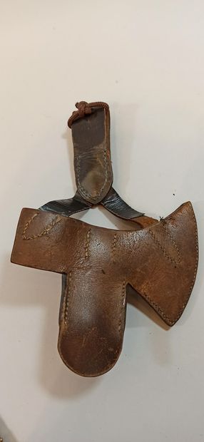  Parade axe with its brelage leather to wear during parades. 
Length: 57 cm
