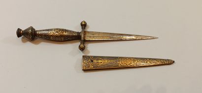 null Precious iron stylus. 

Pommel handle decorated with a crest, ball quillons,...