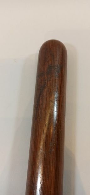 null Batch:

- Leaded English baton, brass handle.

Length: 28 cm

- Wooden English...