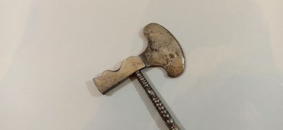 null 18th century sugar axe, turned iron handle.

Length: 28 cm