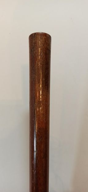  Batch: 
- Leaded English baton made of exotic wood, 
Length: 40 cm 
- Wooden English...
