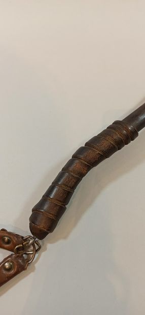  Batch: 
- English truncheon in wood and leather, 
Length: 39 cm 
- Club formed by...