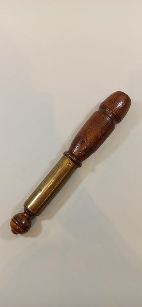 Batch:

- Leaded English baton, brass handle.

Length:...