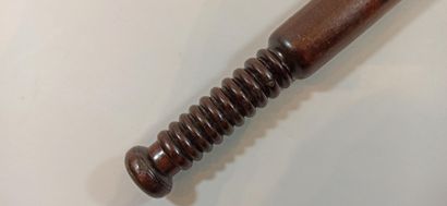  Batch: 
- 19th century English baton, military type, 
Length: 30 cm 
- Wooden English...
