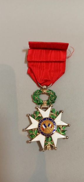 null Ensemble de deux médailles :

- Insigne de chevalier de la Légion d'Honneur,...