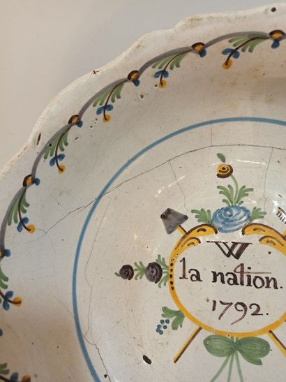 null NEVERS XVIIIth CENTURY.

Earthenware salad bowl with patriotic polychrome decoration...