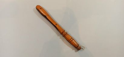  Batch: 
- English baton 2 colors in exotic wood, 
Length: 33 cm 
- 2 american leather...