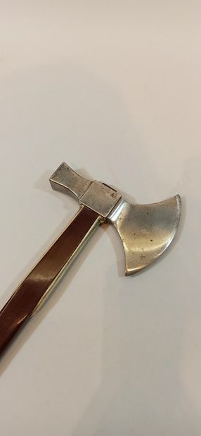 null Italian boat opening axe, mahogany handle and silver pellet,1930.

Length: 32...