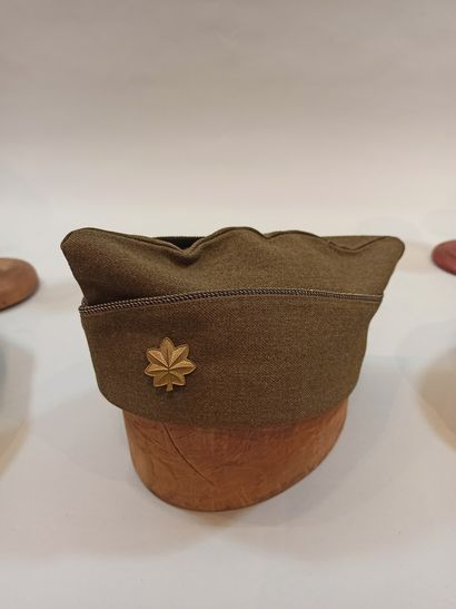 null Set of three American and one English headgear: A green cloth senior officer's...