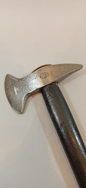 null Military axe from the 19th century.

Length: 48 cm