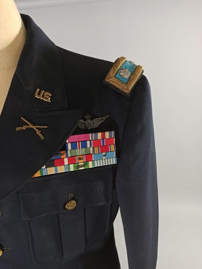 null Deux uniformes américains en drap bleu nuit : Un d’officier d’infanterie avec...