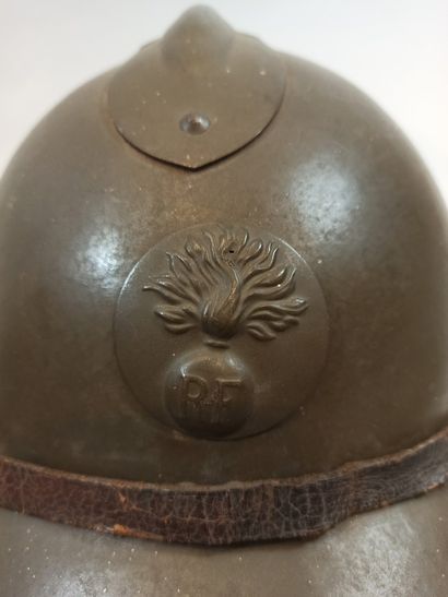 null Deux casques Adrian modèle 26. Un complet avec insigne de l’Infanterie, jugulaire...