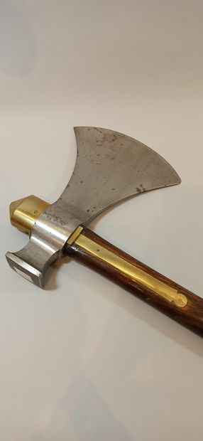 null Pioneer's axe 19th century forming axe and hammer.

Length: 94,5 cm