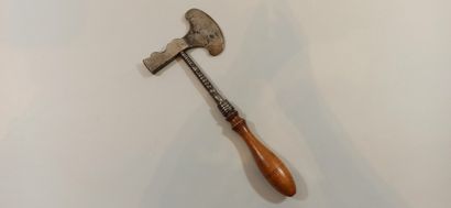 null 18th century sugar axe, turned iron handle.

Length: 28 cm