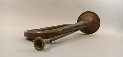  Brass bugle Couesnon & Cie in Paris dated (19)11. 
Length: 59 cm 
Shock and sin...