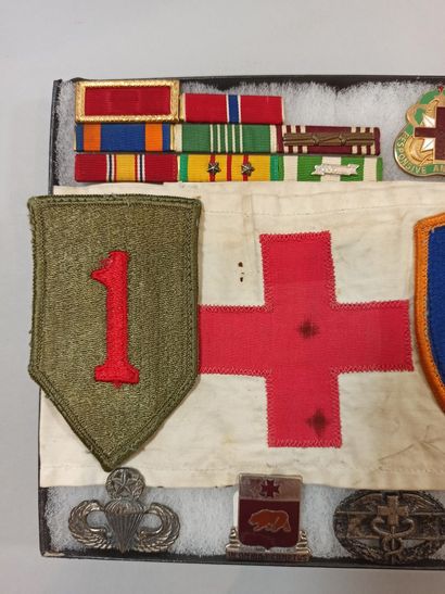 null Souvenirs d’un soldat de l’US Army : 2 patchs dont celui de la Big Red One,...