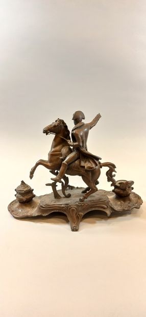 null « Napoléon à cheval » 

grand encrier de bureau en régule à patine brune. 

31...