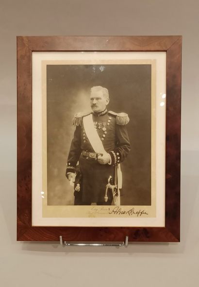  « Général Pershing, général Chaffee, Bénito Mussolini » : 
- un encadrement contenant...