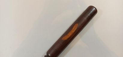  Batch: 
- 19th century English baton, military type, 
Length: 30 cm 
- Wooden English...