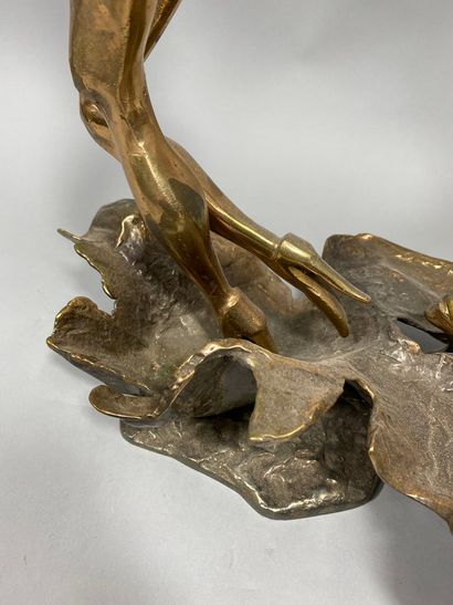 null LOHE Yves, né en 1947

Danseuse

bronze à patine dorée nuancée, sur la base:...