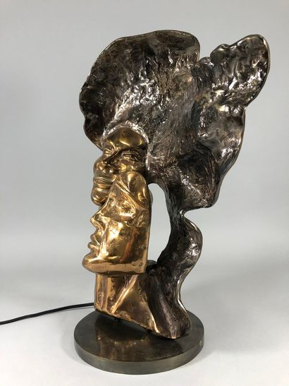 null LOHE Yves, né en 1947

Deux visages, 

sculpture éclairante en bronze à patines...