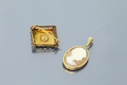  Lot composé de deux bijoux en or jaune 18k (750), une broche et un camée coquille...