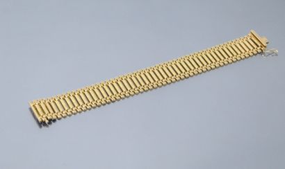 Bracelet en or jaune 18k (750) à maille ajourée....