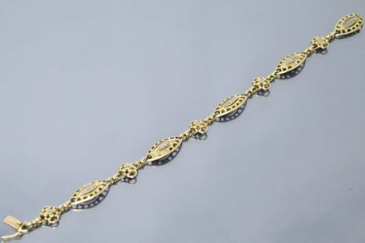 null Bracelet en or jaune 18k (750) à maille navette alternée de fleurettes rehaussées...