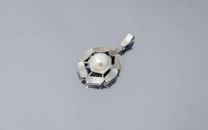 null Pendentif en or gris 18k (750) stylisant une fleur moderniste ornée d'une perle...