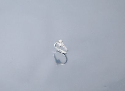 Toi&Moi ring in 18k (750) white gold set with two round diamonds set with three...