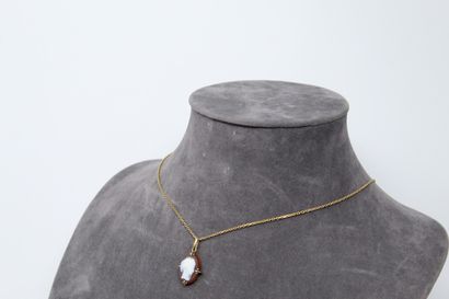  Cameo pendant and its 18k (750) yellow gold chain. 
Neck size : 52 cm. - Gross weight...