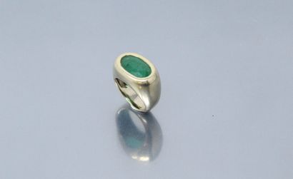 null 18k (750) yellow gold ring with a green imitation stone.

Finger size : 55 -...