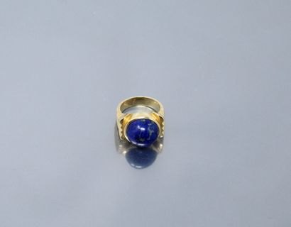 null 18k (750) yellow gold ring with a lapis lazuli cabochon. 

Finger size : 54.5...