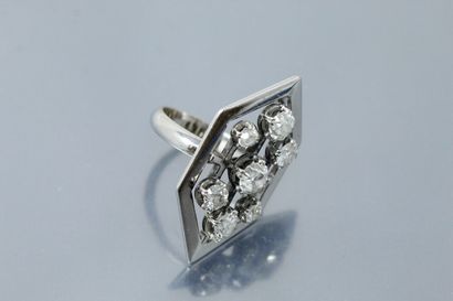 null Bague en or gris 18k (750) et platine formant un losange ornée de 7 diamants....