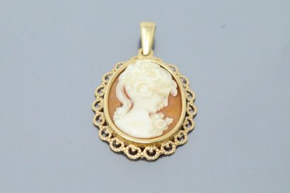 null 18k (750) yellow gold pendant and shell cameo representing a woman in profile....