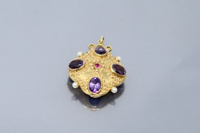 null Pendentif en or jaune 18k (750) orné de huit améthystes ovales, de perles et...