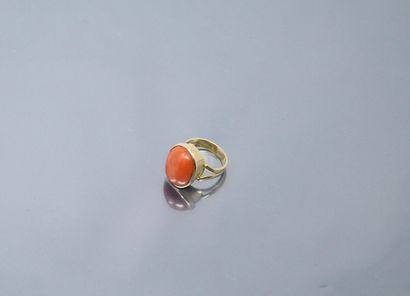 null 18k (750) yellow gold ring with a coral cabochon. 

Finger size : 52.5 - Gross...