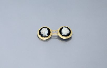  18K (750) yellow gold brooch holding two cameos on agate. 
Gross weight : 8.00 ...